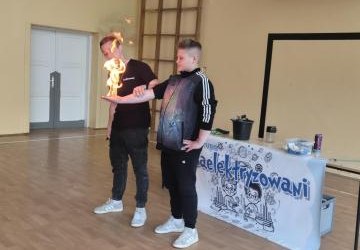 „Zasady fizyczne czy kwasy chemiczne”